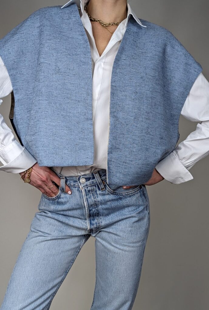 Veste sans manche oversize en coton bleu haut de gamme, avec une broderie réalisée à la main, pièce unique