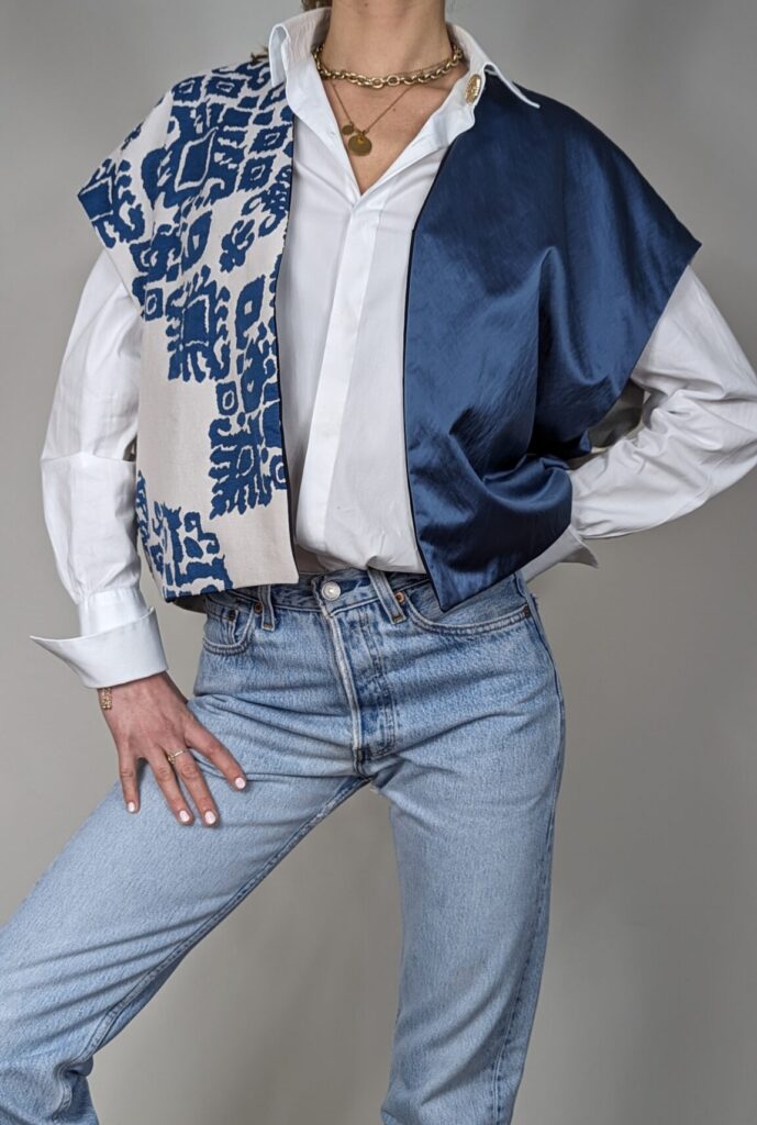 Veste sans manche oversize bleu asymetrique, réalisée à partir de tissus haut de gamme, avec une broderie réalisée à la main, pièce unique