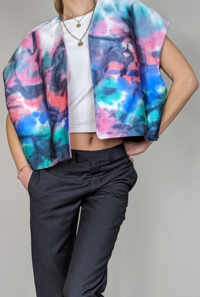 Veste sans manche oversize tie and dye bleu, rose et violet, avec une broderie dans le dos réalisée à la main, pièce unique