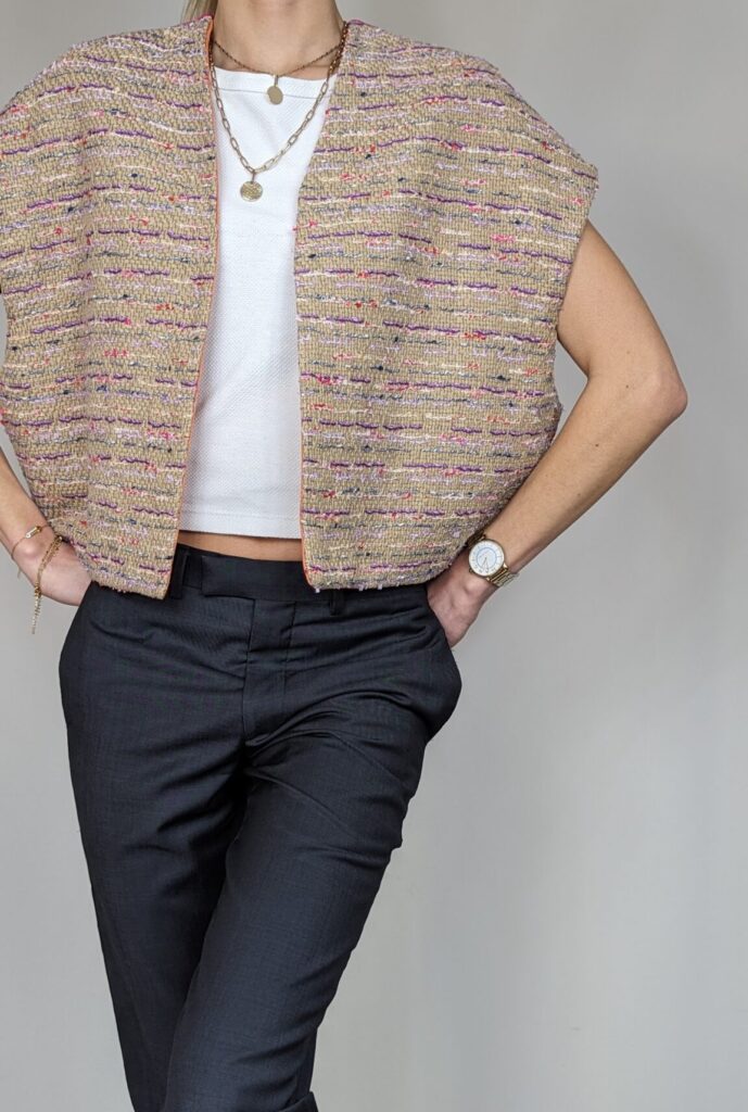 Veste sans manche oversize en tweed beige haut de gamme, avec une broderie dans le dos réalisée à la main, pièce unique